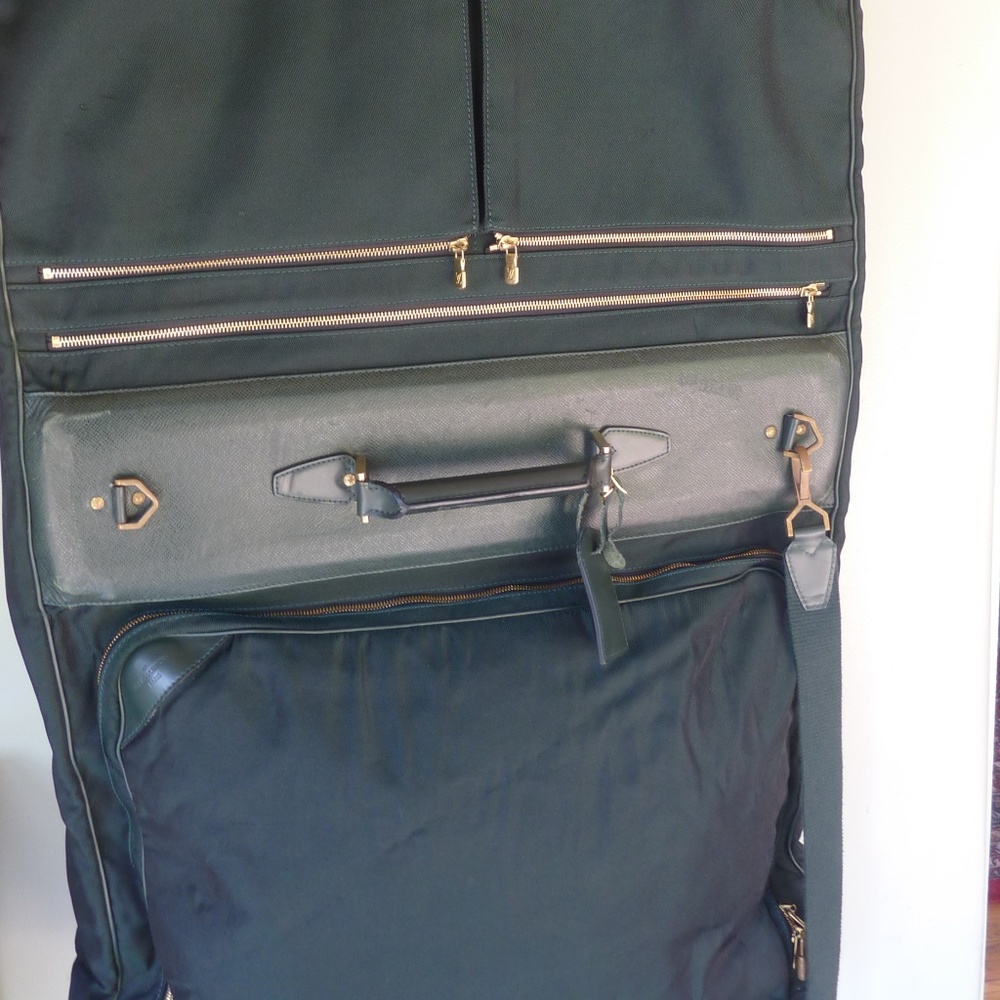 LOUIS-VUITTON Taiga Garment Bag Hunter Green